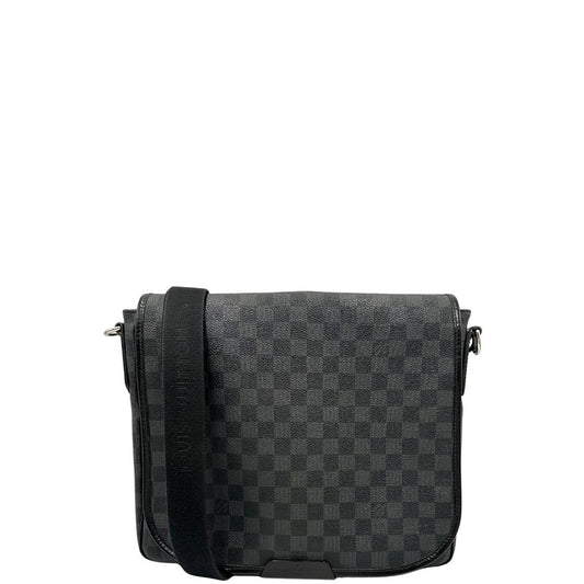 front Borsa Louis Vuitton in canvas damier graphite, finiture in pelle tono su tono e parti metalliche argentate; munita di una tracolla in tessuto regolabile. Completa di dustbag, di lusso, originale, ottime condizioni, usata.