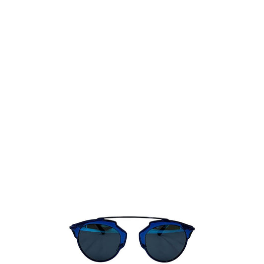 Front di un paio di occhiali da sole Dior con montatura in metallo blu, ed aste in acetato marroni. Lenti bicolore blu effetto pieno e azzurro effetto specchiato. Completi di corredo.