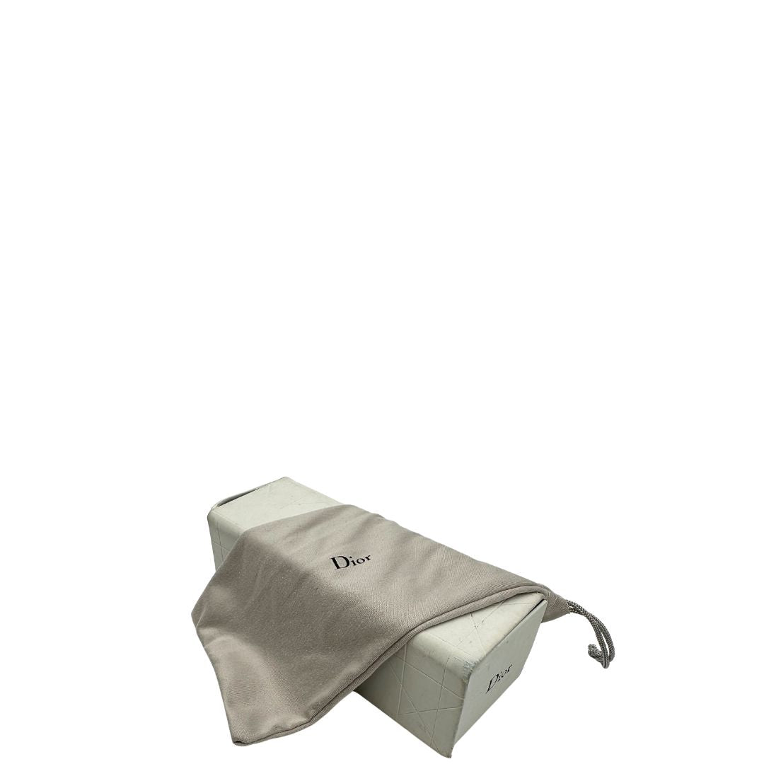 Corredo di un paio di occhiali da sole Dior con montatura in metallo blu, ed aste in acetato marroni. Lenti bicolore blu effetto pieno e azzurro effetto specchiato.