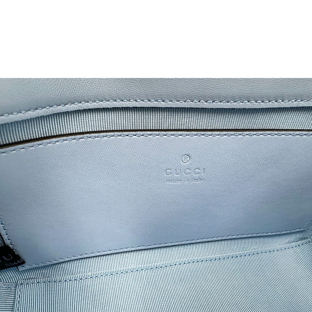 interno Borsa Gucci in pelle matelassè azzurra con parti metalliche argentate; munita di una tracolla in catena scorrevole con spallacci in pelle. Completa di dustbag, di lusso, eccellenti condizioni, usata, originale.
