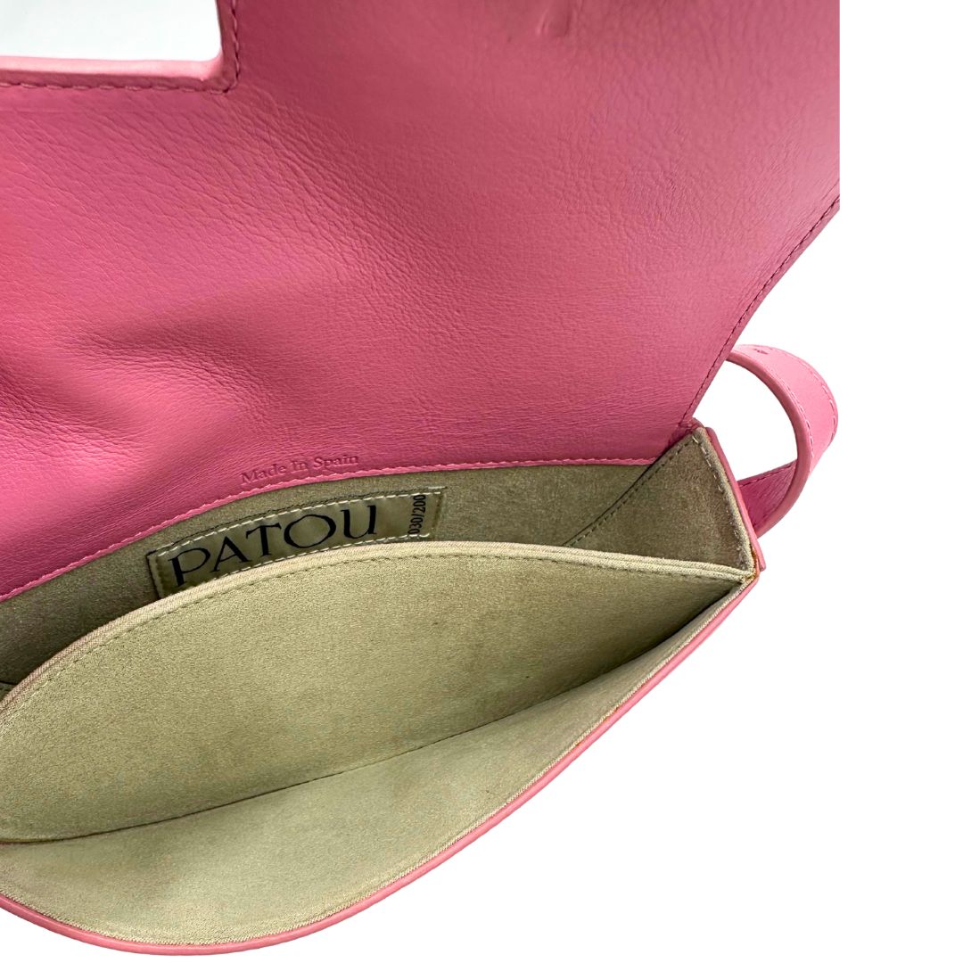 interno Borsa Patou in pelle rosa con parti metalliche dorate; munita di una tracolla regolabile. Completa di dustbag, di lusso, eccellenti condizioni, usata.