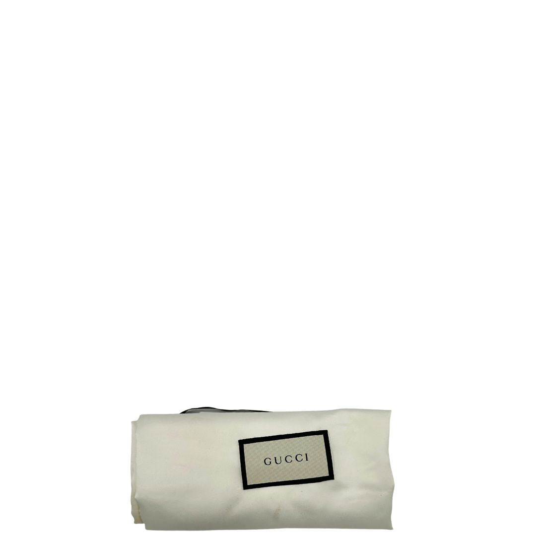 Dustbag di una borsa Gucci in tessuto beige GG , von finiture in pelle bianco avorio con parti metalliche argentate. Munita di tracolla regolabile e non amovibile, in tessuto con spallaccio in pelle. Indossabile a tracolla.
