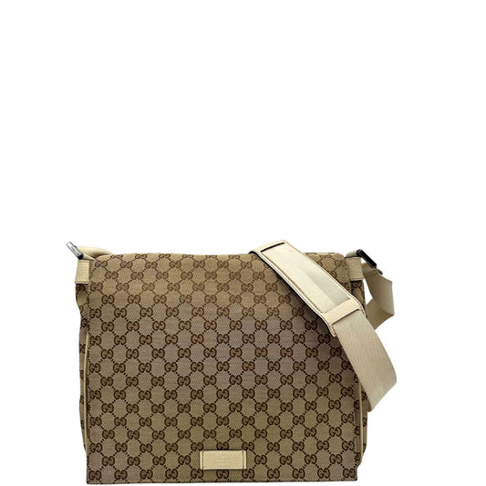 Front di una borsa Gucci in tessuto beige GG , von finiture in pelle bianco avorio con parti metalliche argentate. Munita di tracolla regolabile e non amovibile, in tessuto con spallaccio in pelle. Completa di dustbag. Indossabile a tracolla.