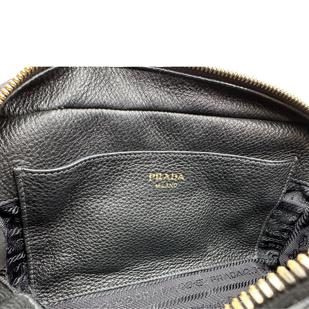 interno Borsa Prada in pelle martellata nera con parti metalliche dorate; munita di una tracolla regolabile, di lusso, originale, ottime condizioni.