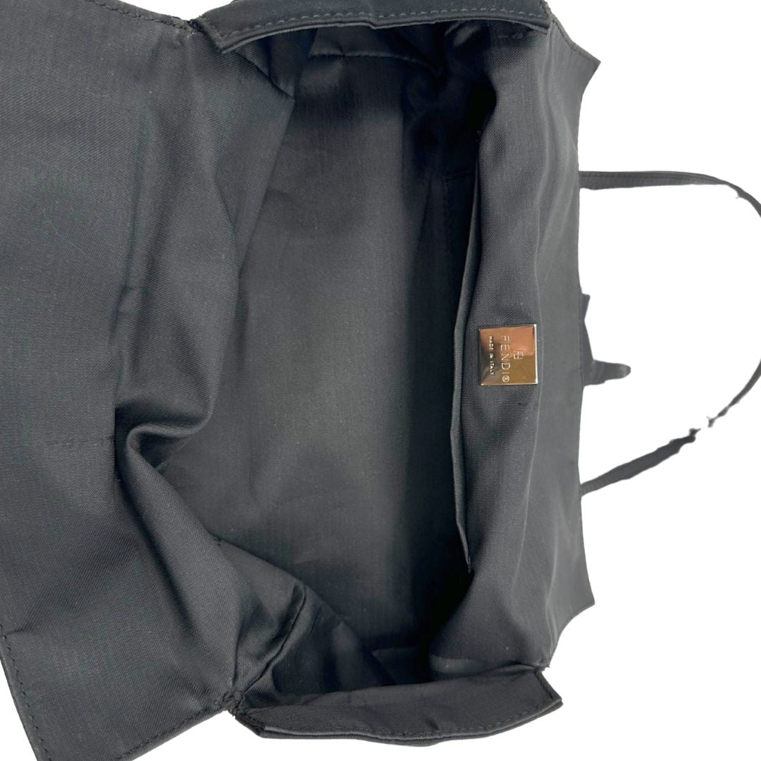 interno Borsa Fendi in tessuto nero con finiture in pelle tono su tono e parti metalliche argentate; munita di doppi manici, indossabile a spalla, di lusso, originale, ottime condizioni, usata.