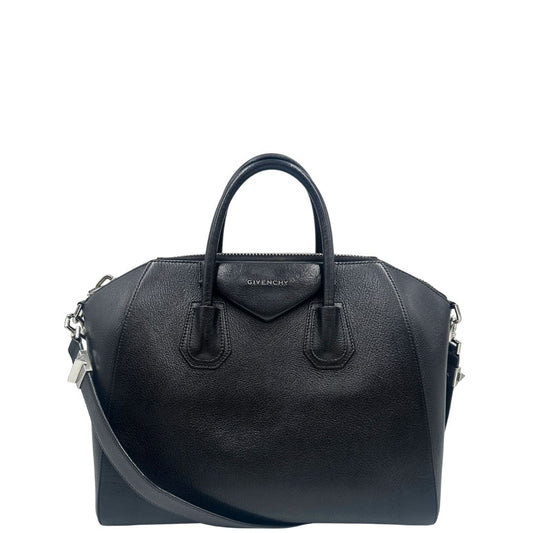 Front di una borsa Givenchy Antigona in pelle nera dalla metalleria argentata, usata, originale, second hand, in ottime condizioni.
