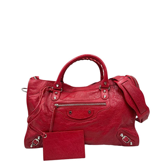 front Balenciaga in pelle Arena rossa con parti metalliche argentate; munita di doppi manici e una tracolla amovibile e regolabile, impreziosita da specchietto amovibile. Completa di dustbag, di lusso, eccellenti condizioni, usata.
