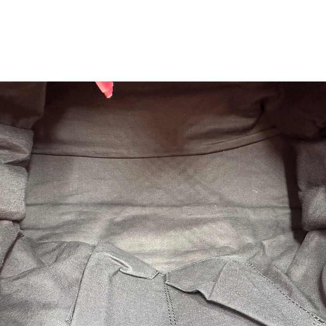 interno Balenciaga in pelle Arena rossa con parti metalliche argentate; munita di doppi manici e una tracolla amovibile e regolabile, impreziosita da specchietto amovibile. Completa di dustbag, di lusso, eccellenti condizioni, usata.