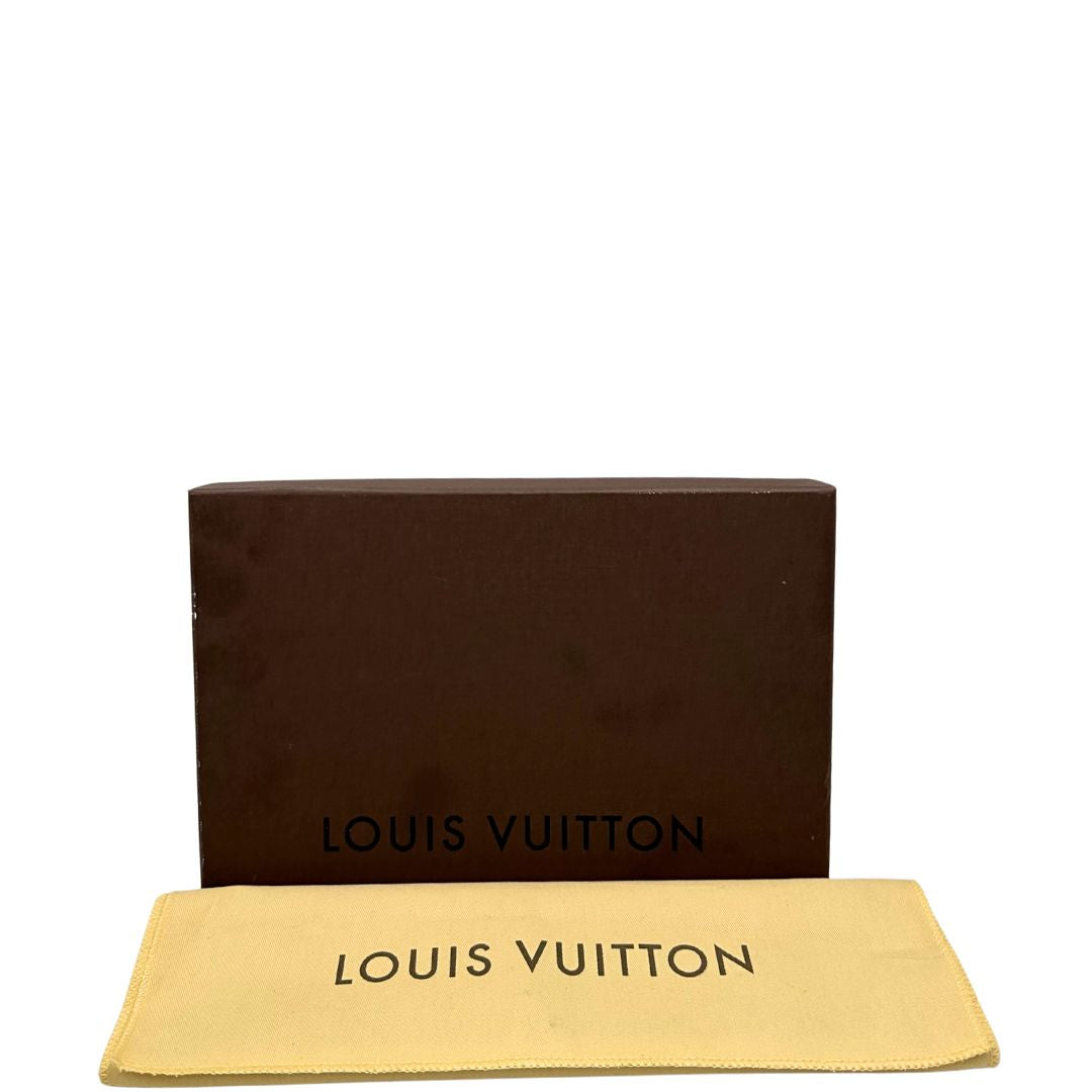 Corredo di una borsa Louis Vuitton in canvas marrone monogram con finiture in vacchetta naturale e parti metalliche dorate; munita di una tracolla in vacchetta e un manico in catena, entrambi amovibili.
