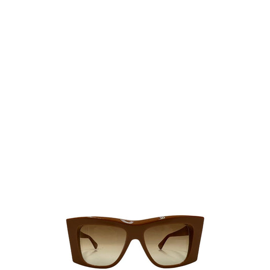 Front di un paio di occhiali da sole strutturati di Bottega Veneta color caramello e con lenti sfumate, usati, originali, second hand, in ottime condizioni.