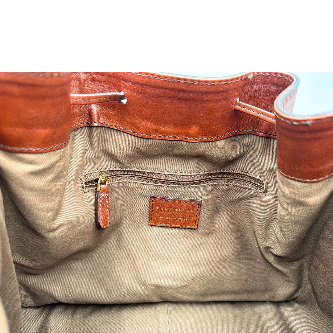 interno Secchiello The Bridge in pelle marrone bruciato, di lusso, originale, ottime condizioni, usata.