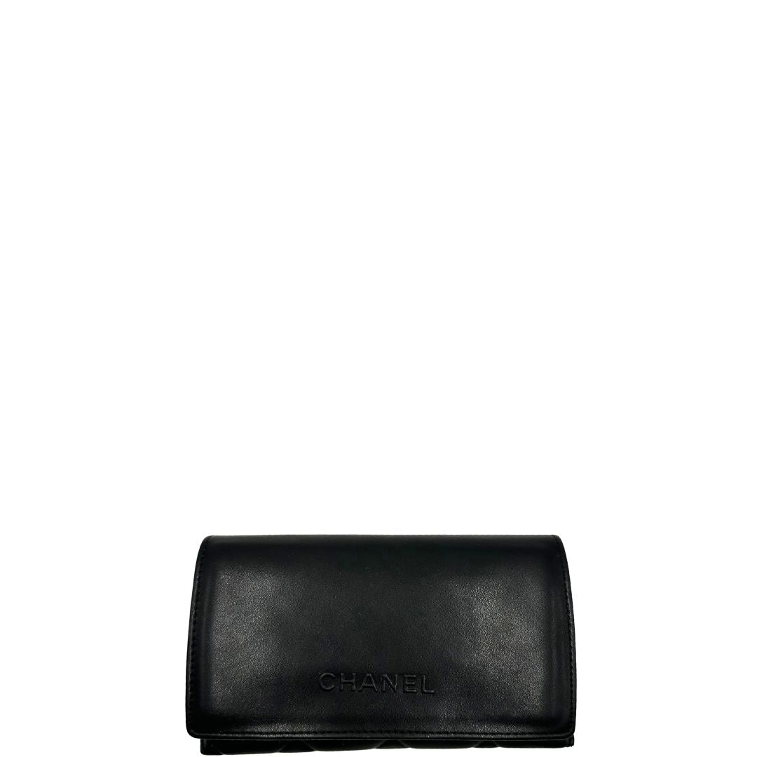 Custodia di un paio di occhiali da sole Chanel dal design quadrato con aste verde petrolio e lenti cangianti, usati, originali, second hand, in ottime condizioni.