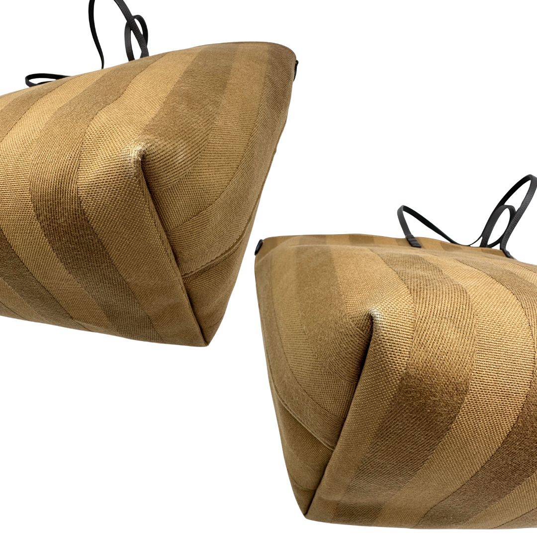 Angoli, Shopping Fendi reversibile caratterizzata dall'iconico motivo a righe Pequin su un lato e dalla classica trama zucchino FF sull'altro. Originale, usata, di lusso, in ottime condizioni.