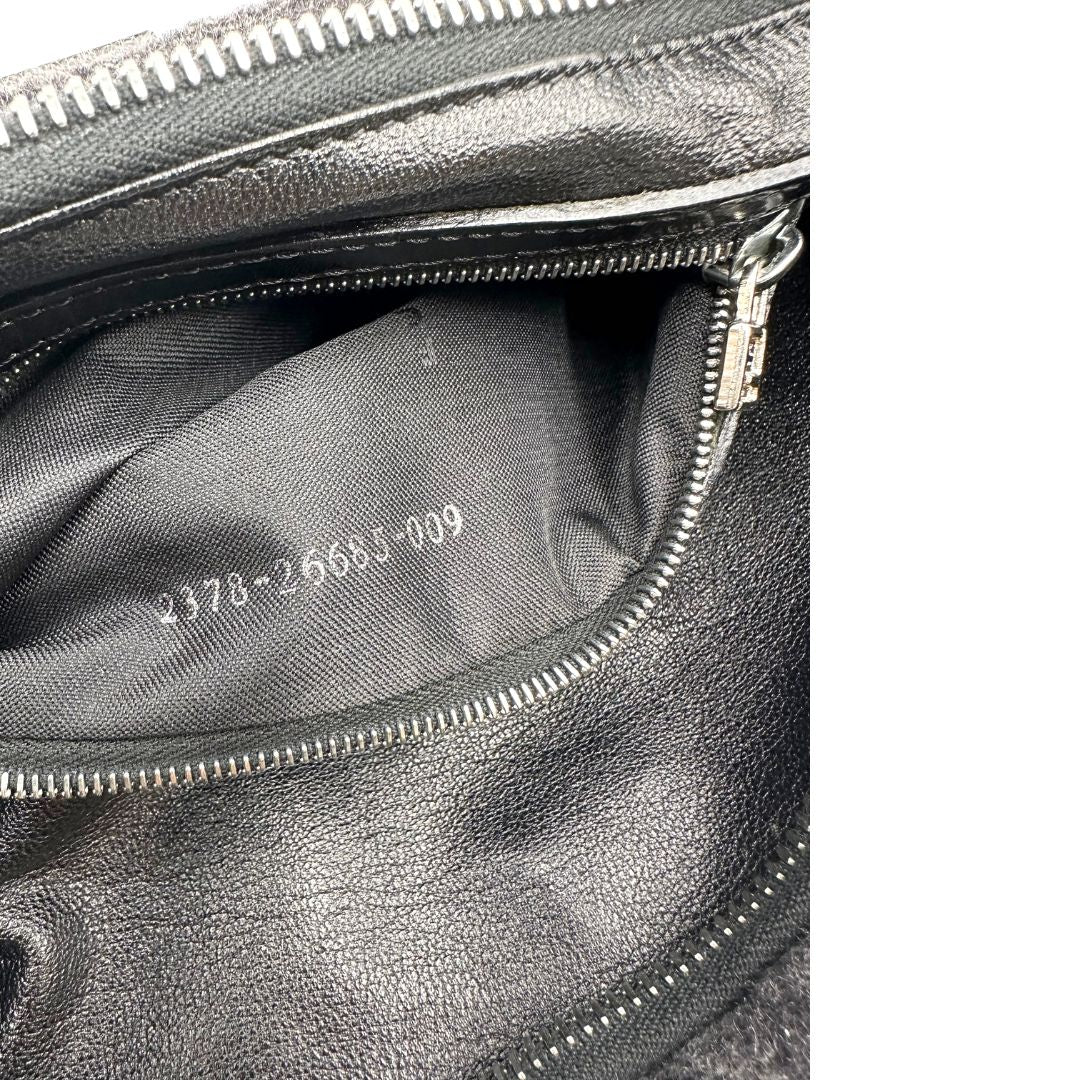 Codice, Borsa Fendi zucca realizzata in lana grigio scuro; con finiture in pelle nera. Originale, usata, di lusso, in ottime condizioni.