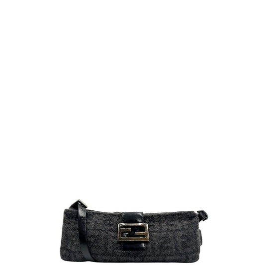 Front, Borsa Fendi zucca realizzata in lana grigio scuro; con finiture in pelle nera. Originale, usata, di lusso, in ottime condizioni.