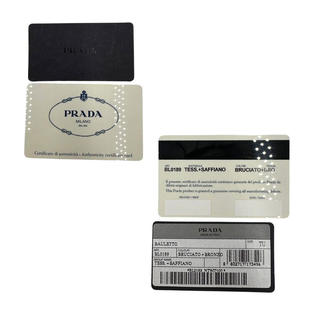 Card d'autecità di un bauletto Prada in tessuto nylon e pelle saffiano bronzo, con dettagli metallici dorati, indossabile a spalla, usato, originale, second hand, in ottime condizioni.