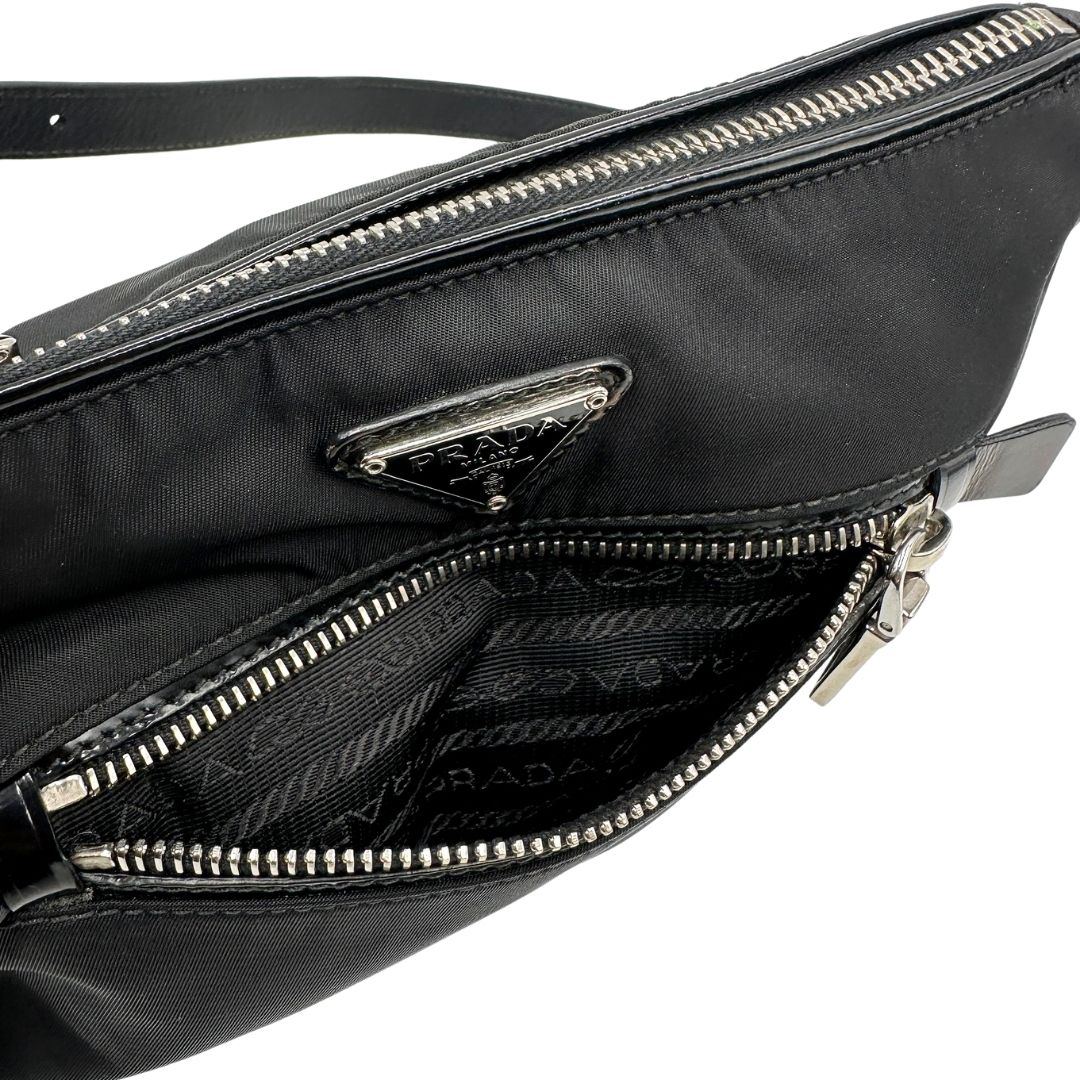 interno Borsa Prada in nylon, indossabile a spalla, di lusso, originale, ottime condizioni, usata.