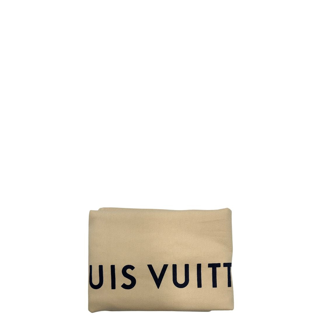 Dustbag di una borsa Again Louis Vuitton, rivisitazione dell'iconica Artsy, in canvas monogrammato e dettagli in vacchetta naturale, usata, originale, second hand, in condizioni eccellenti.