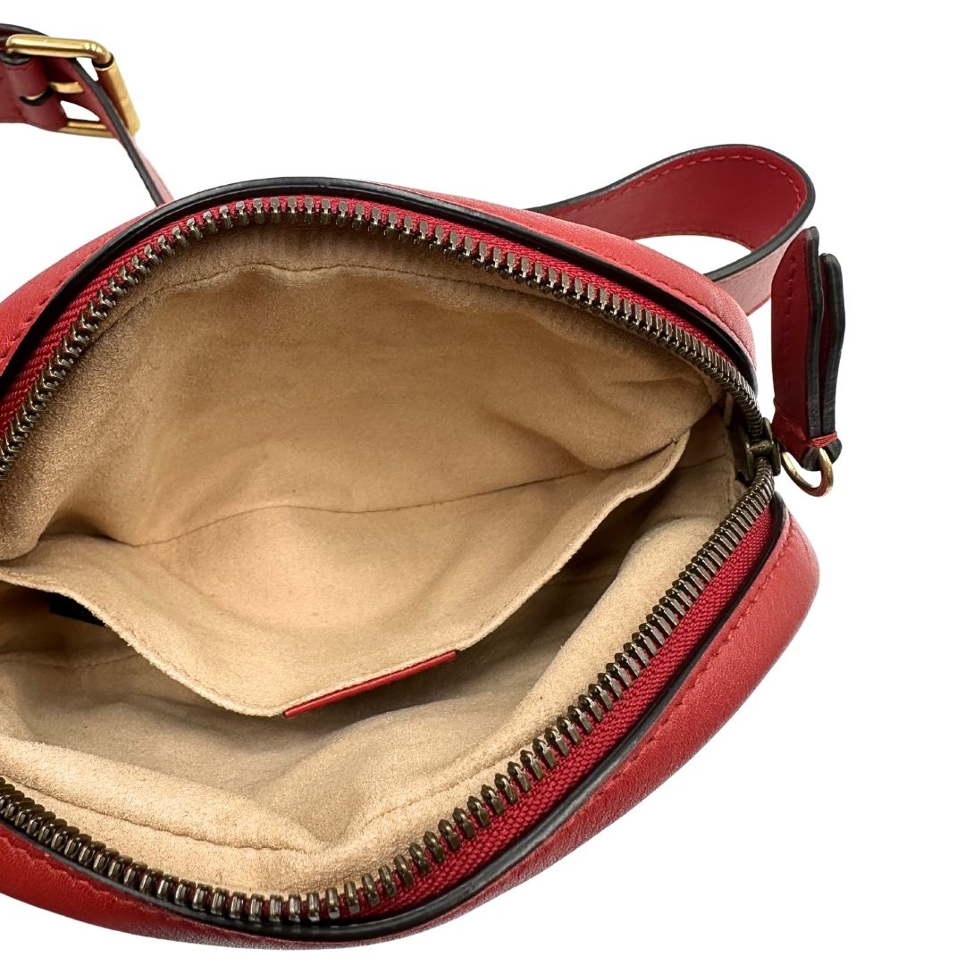 Interno tasca, Pratico marsupio Gucci in pelle rossa, con iconico logo Marmont in metallo dorato. Originale, usato, di lusso, in ottime condizioni.