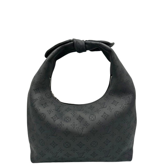 Front di una borsa hobo LV Mahina Why Knot nera in monogram mahina, con iconico maxi fiocco sulla parte superiore, usata, originale, second hand, in condizioni eccellenti.