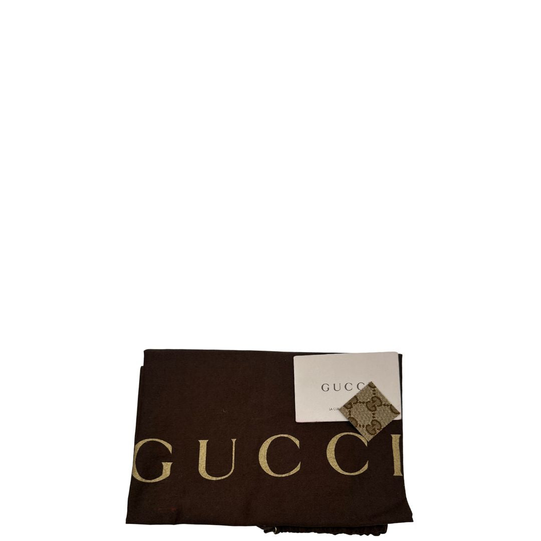 Dustbag di una borsa Gucci in tessuto beige trama GG, con finiture in pelle rosse e romantico charm a forma di cuore, usata, originale, second hand, in ottime condizioni.