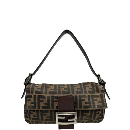 Front di una borsa Fendi Baguette marrone in tessuto trama Zucca, indossabile a spalla, usata, originale, second hand, in ottime condizioni.