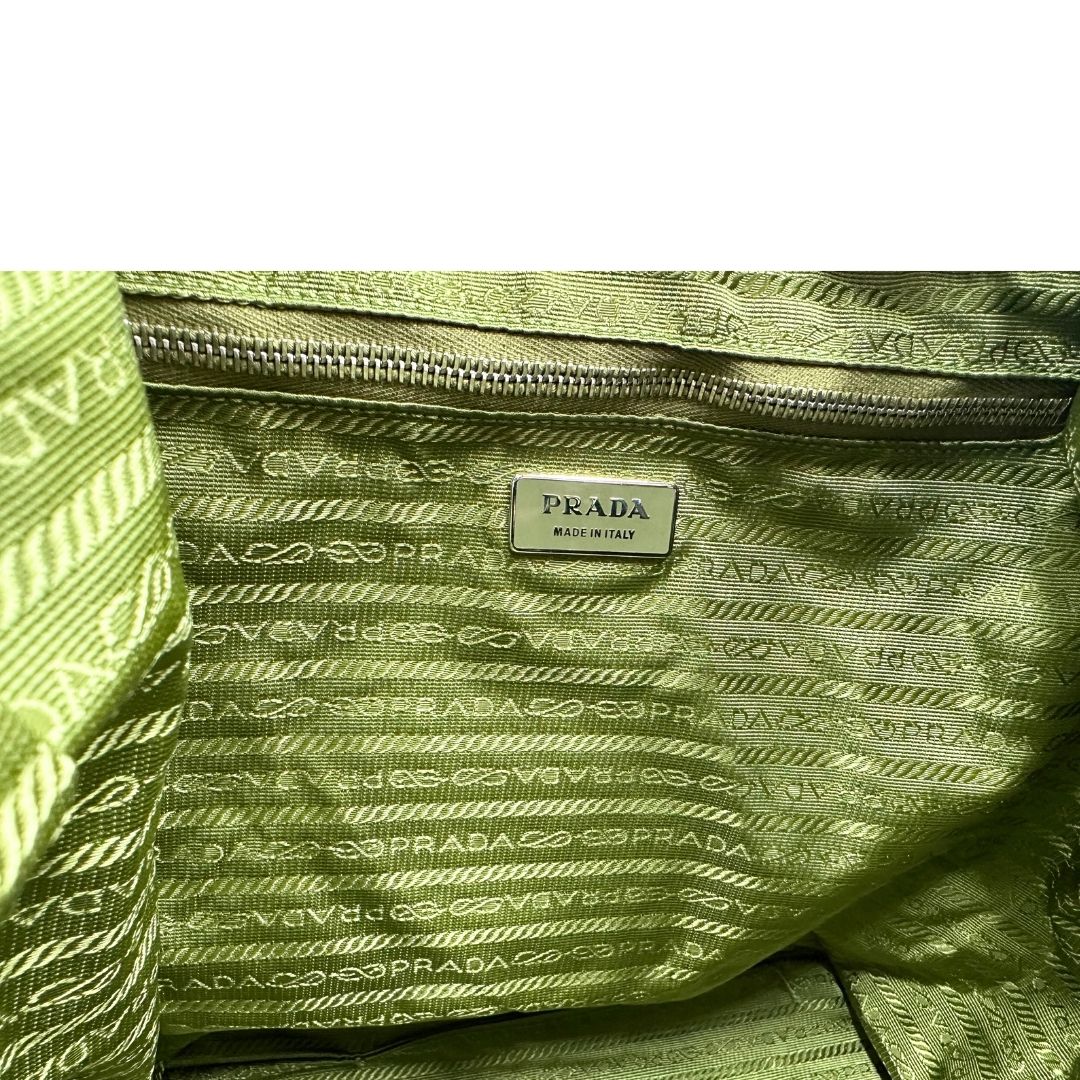 interno zaino Prada in vela verde e finiture in pelle tono su tono, di lusso, ottime condizioni, usato, originale.