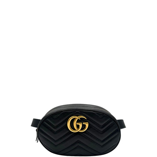 Front di un marsupio Gucci Marmont in pelle nera, con dettagli metallici dorati, usato, originale, second hand, in ottime condizioni.