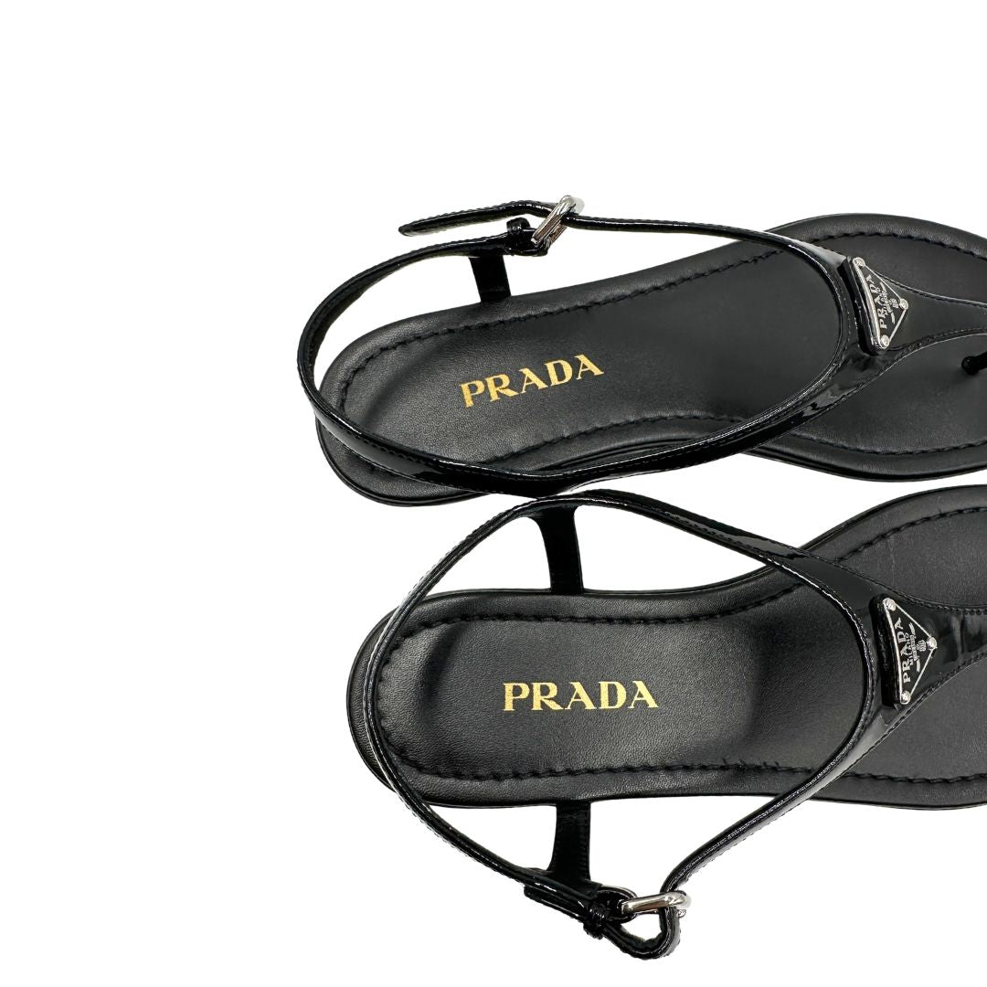Sandali infradito realizzati in raffinata pelle verniciata nera con fodera e soletta in pelle. Originale, usata, di lusso, in ottime condizioni.