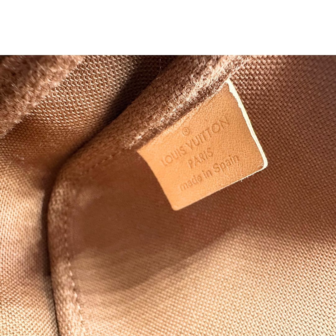 interno Multi Pochette Accessoires Louis Vuitton in canvas marrone monogram con dettagli in vacchetta naturale, manico in catena dorata e tracolla in tessuto Jacquard verde kaki, di lusso, originale, ottime condizioni, usata.