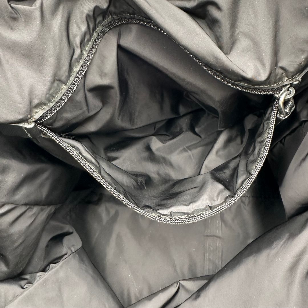 interno Borsa Prada in nylon stampato con motivo geometrico all-over nei toni del blu e bianco, arricchita da doppi manici in pelle nera, di lusso, originale, ottime condizioni, usata.