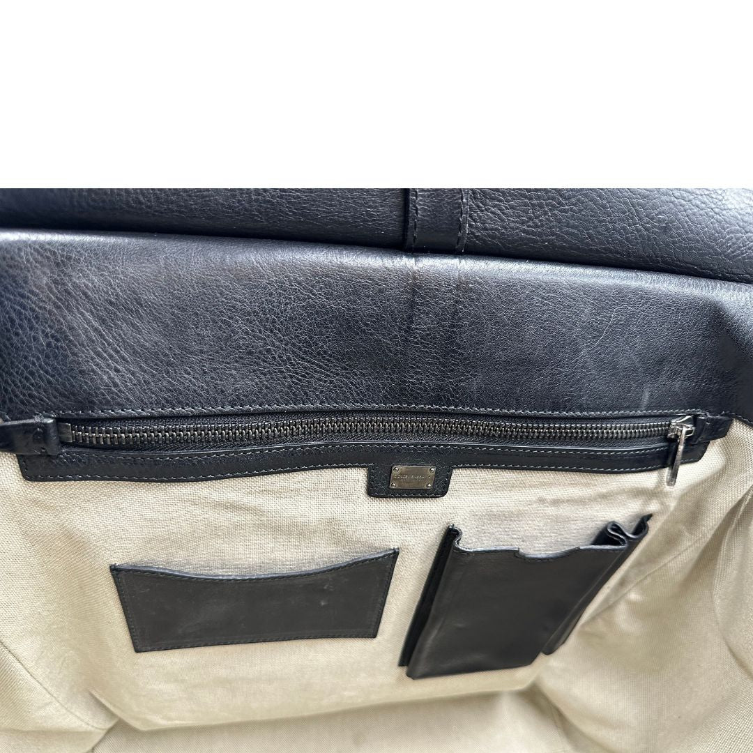Interno, Borsa da viaggio D&G realizzata in pelle nera con hardware argentato anticato e charms decorativi. Indossabile a mano oppure a tracolla. Originale, usata, di lusso, in ottime condizioni.