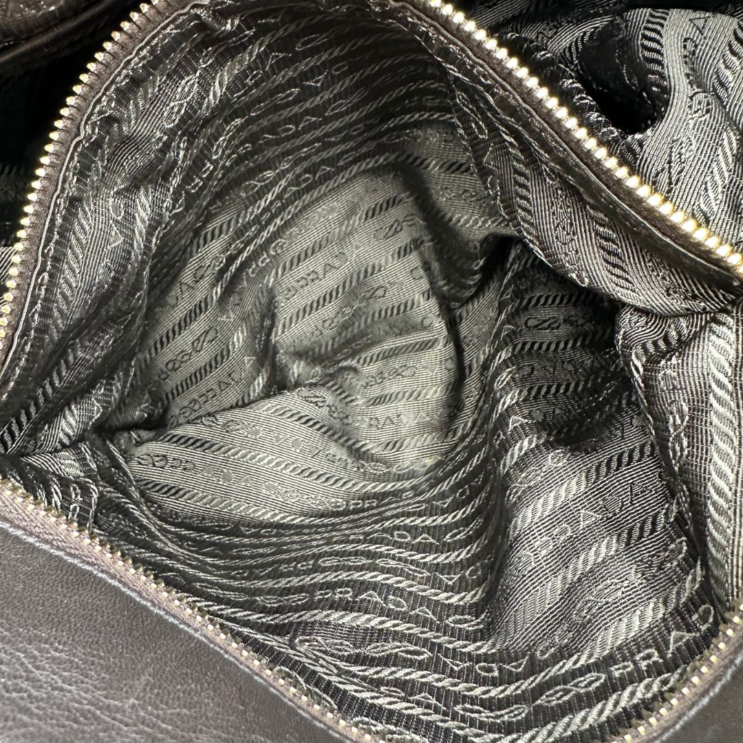 interno Borsa Prada in tessuto nylon marrone e finiture in pelle tono su tono con dettagli metallici dorati, di lusso, originale, ottime condizioni, usata.