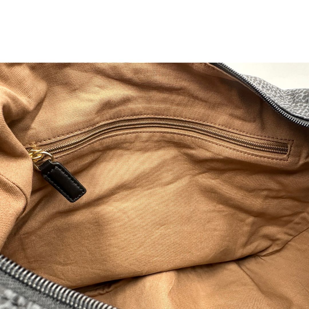 Interno, Borsa Borbonese in poliestere color nero e grigio antracite trama occhio di pernice, morbida e capiente, presenta una tracolla regolabile e dettagli metallici color oro. Originale, usata, di lusso, in condizioni eccellenti.