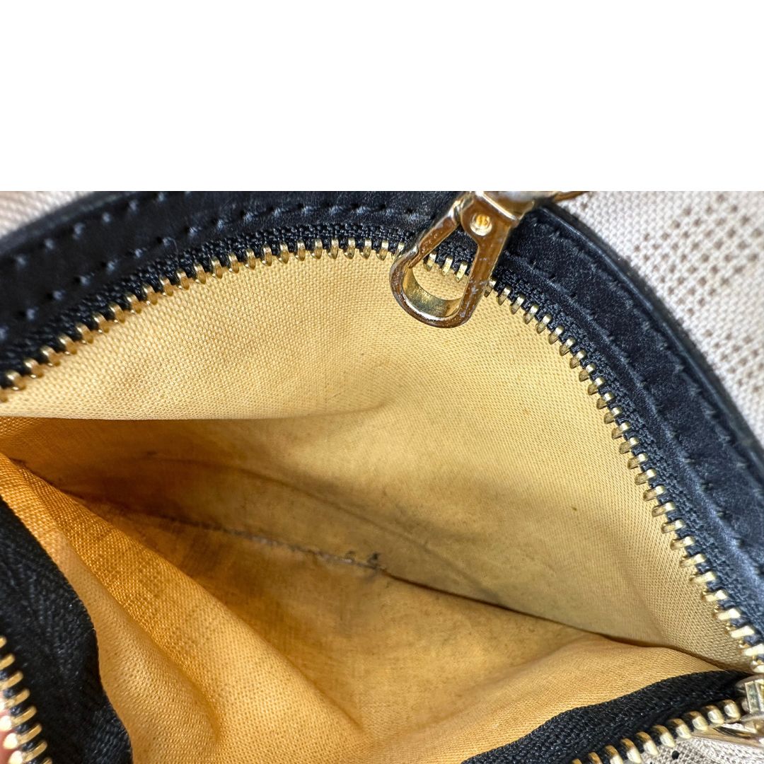 interno Borsa MK in pelle nera traforata e logata con hardware dorato, munita di doppi manici, da portare a spalla, di lusso, originale, ottime condizioni