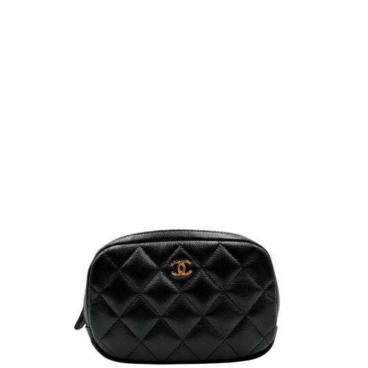 Front di una pochette Chanel in pelle caviar nera, trapuntata con motivo matelassé e mini logo CC. Modello minimal, compatto ed elegante, con dettagli in metallo dorato, usata, originale, second hand, in ottime condizioni.