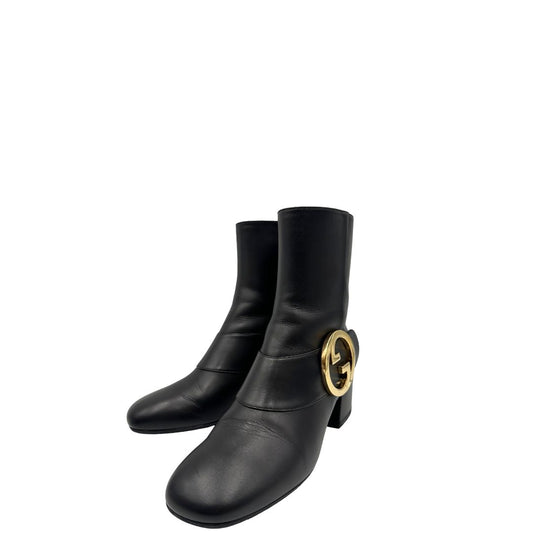 Front di un paio di stivaletti Gucci in pelle nera, con iconico dettaglio Soho in metallo dorato, usati, originali, second hand, in ottime condizioni.