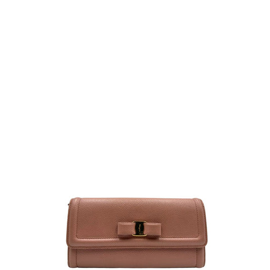 Front di un portafoglio Ferragamo in pelle rosa, dotata di un porta tessera estraibile. Iconico fiocco del brand sul front, usato, originale, second hand, in buone condizioni.