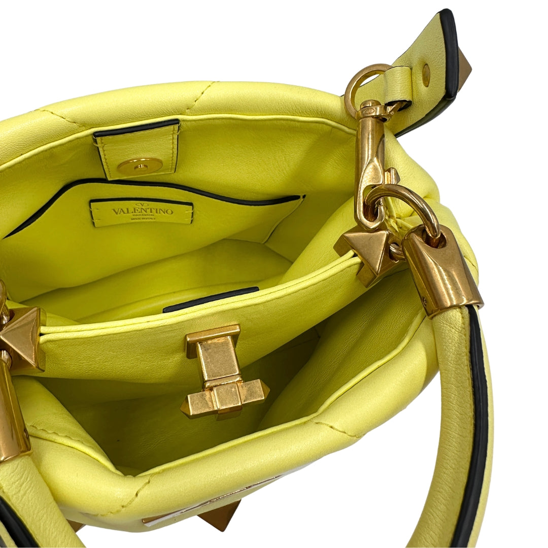 Interno, Borsa V. G. in nappa gialla, caratterizzata da un'impuntura a rombi trapuntata, maxi borchie iconiche e dettagli metallici color oro. Indossabile a mano oppure a tracolla. Originale, usata, di lusso, in ottime condizioni.