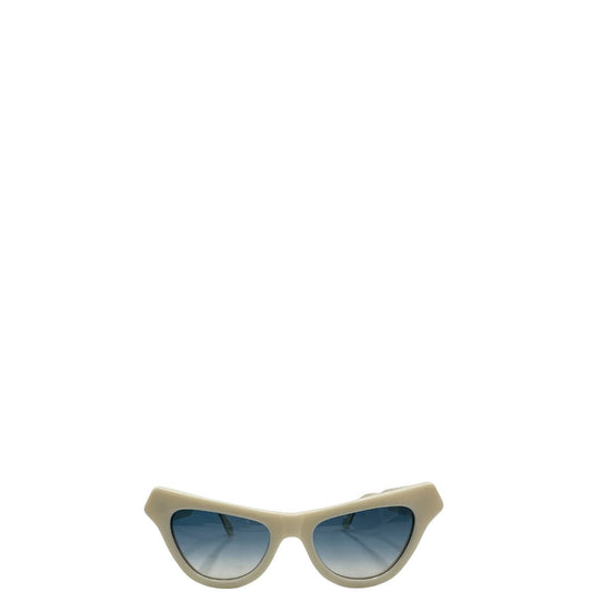 Occhiali da sole Marni in acetato color avorio con lenti sfumate blu e montatutra cat-eye. Originali, usati, di lusso, in ottime condizioni.