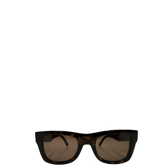 Occhiali da sole realizzati in acetato tartarugato scuro con lenti marroni, Le aste larghe sono impreziosite dall’iconico logo Valentino VLogo in contrasto. Originale, usati, di lusso, in ottime condizioni.