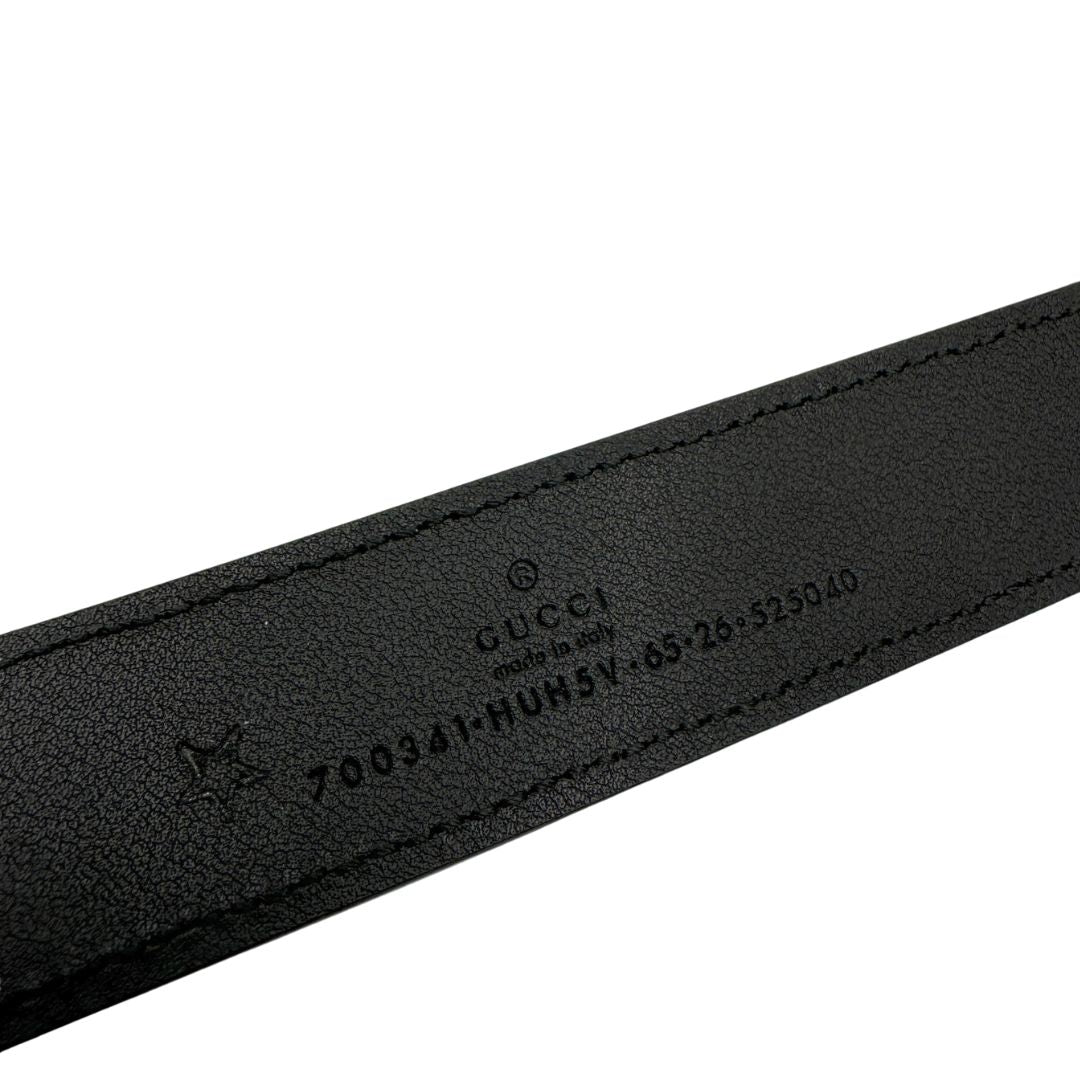 Cintura Gucci GG in canvas grigio con finiture in pelle nera e fibbia GG tono su tono. Originale, usata, di lusso, in ottime condizioni.