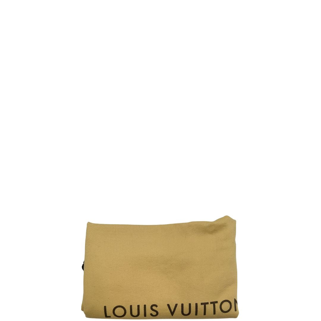 Dustbag di uno zaino Montsouris GM in canvas marrone monogram con finiture in vacchetta naturale.