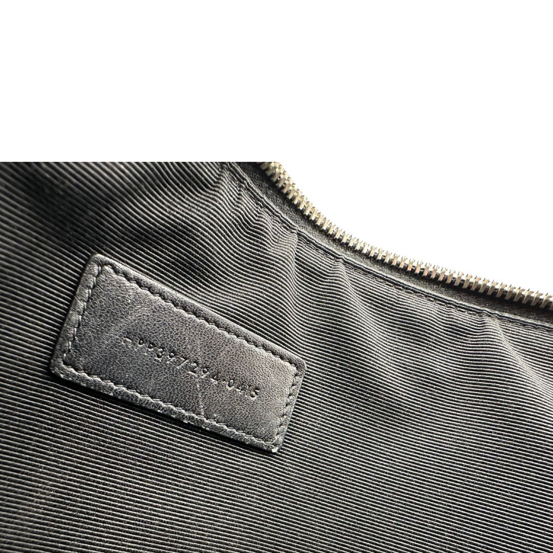 Pochette Saint Laurent in tessuto nero con stampa teschi su tutta la superficie, rifinita con parti metalliche argentate