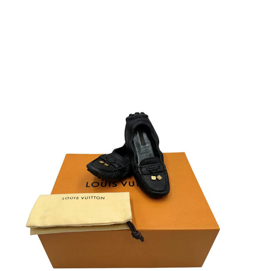 Mocassini Louis Vuitton in pelle nera con ciondolo logato LV sul front. Complete di corredo. Originali, di lusso, usato, condizioni ottime.
