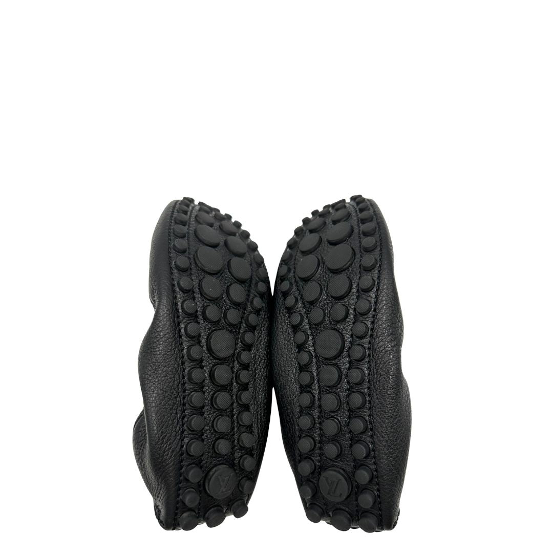 Mocassini Louis Vuitton in pelle nera con ciondolo logato LV sul front. Complete di corredo. Originali, di lusso, usato, condizioni ottime.