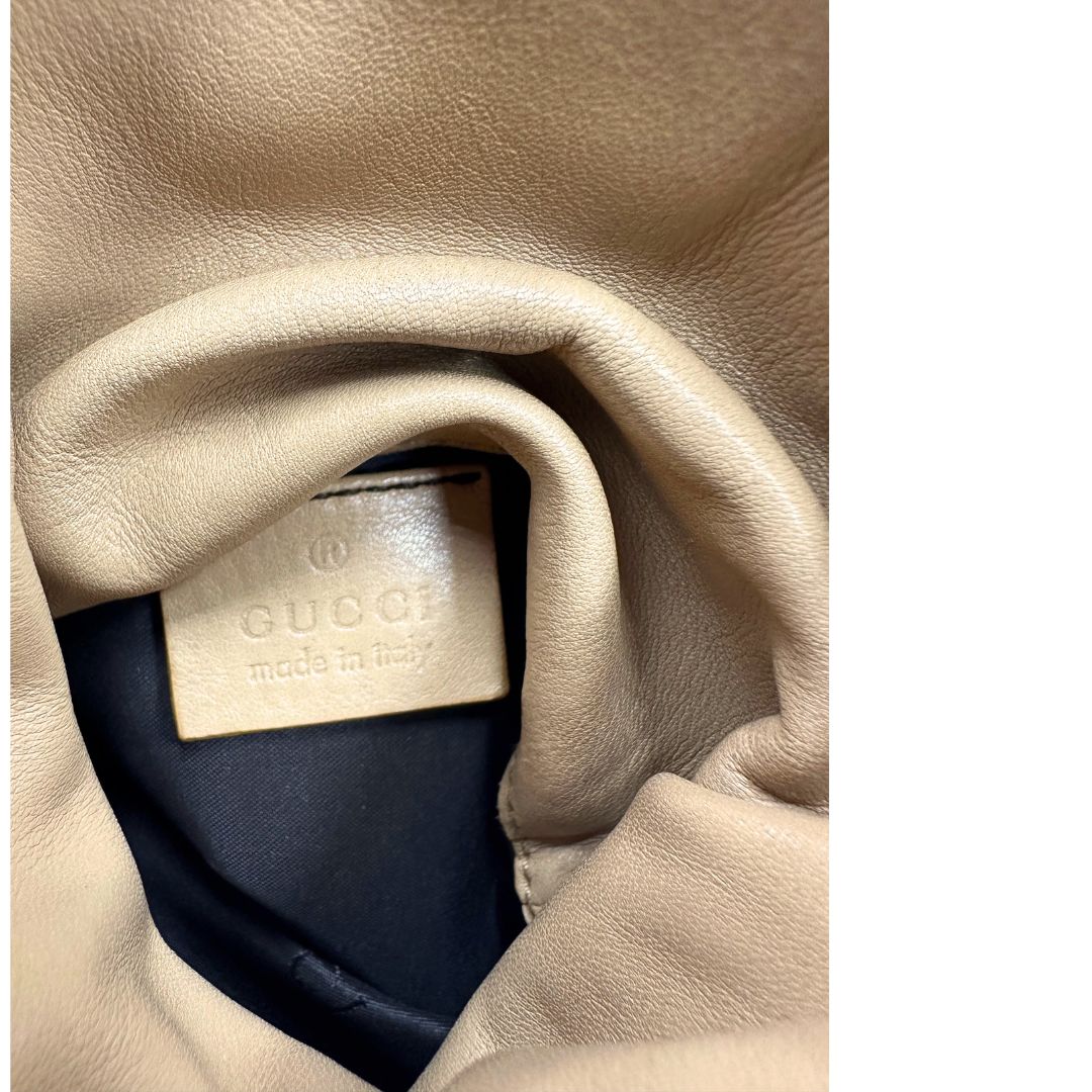 interno Mini Bucket Gucci in pelle beige con parti metalliche argentate; munito di una tracolla. Completa di dustbag, di lusso, originale, ottime condizioni, usata.