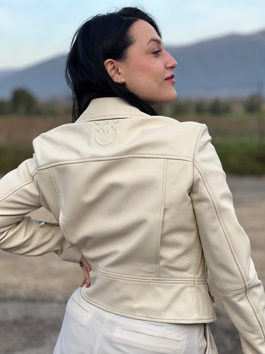 Ragazza che indossa una giacca in 100% pelle Pinko bianco latte, con parti metalliche dorate, taglia 40.