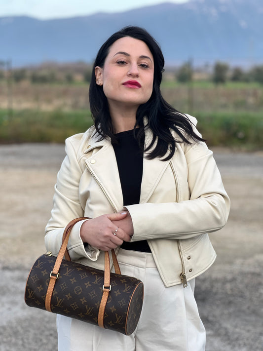 indossata Borsa L.V. in canvas marrone monogram con finiture in vacchetta naturale e parti metalliche dorate; munita di doppi manici, indossabile a spalla, di lusso, originale, ottime condizioni, usata.