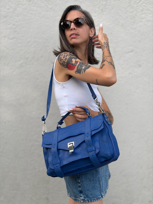 Indossata, Borsa Proenza Schouler in pelle blu con hardware argentato. Originale, usata, di usso, in ottime condizioni.